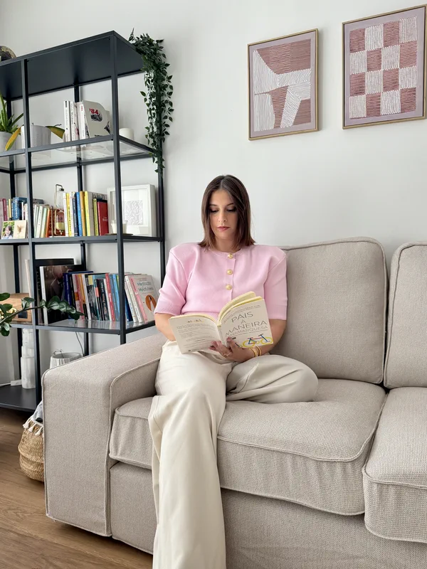 Inês Oliveira Ferreira a ler no seu espaço de consulta